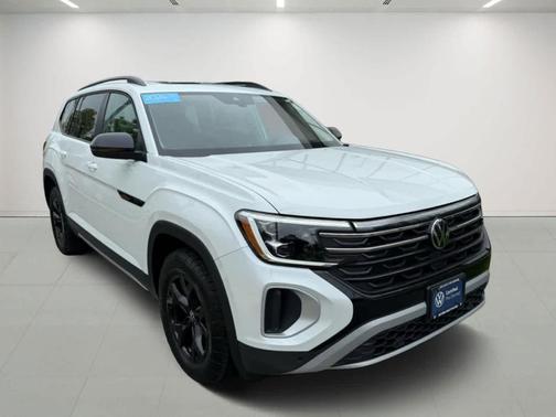 2024 Volkswagen Atlas 2.0T Peak Edition SEL