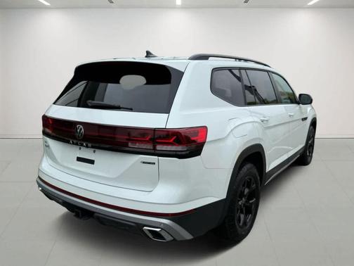 2024 Volkswagen Atlas 2.0T Peak Edition SEL