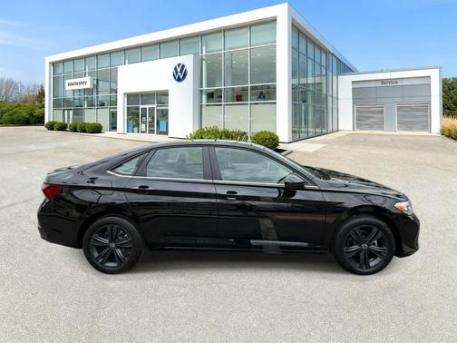 Deep Black Pearl Effect 2024 Volkswagen Jetta 1.5T SE