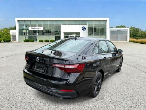 Deep Black Pearl Effect 2024 Volkswagen Jetta 1.5T SE