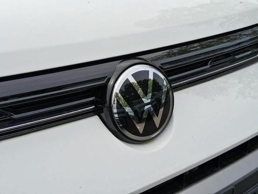 Pure White 2026 Volkswagen Taos 1.5T SE