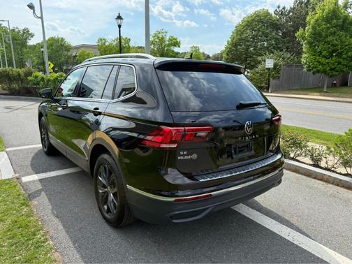 Deep Black Pearl Effect 2024 Volkswagen Tiguan 2.0T SE