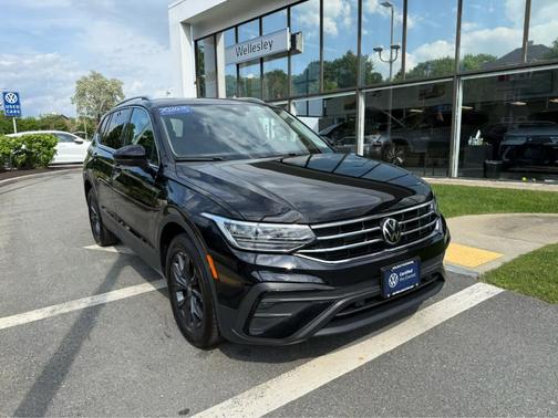 Deep Black Pearl Effect 2024 Volkswagen Tiguan 2.0T SE