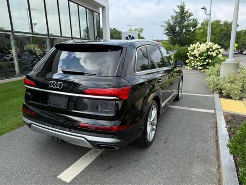Mythos Black Metallic 2025 Audi Q7 55 Premium Plus