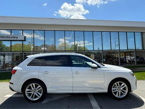 Glacier White Metallic 2025 Audi Q7 55 Premium Plus