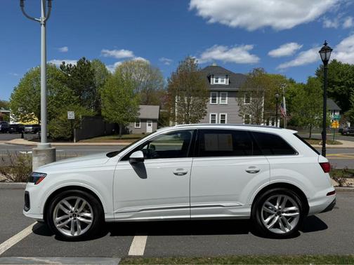 Glacier White Metallic 2025 Audi Q7 55 Premium Plus