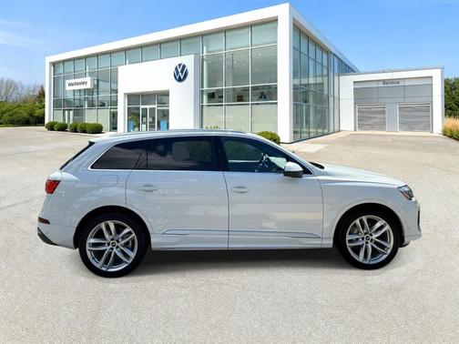 Glacier White Metallic 2025 Audi Q7 55 Premium Plus