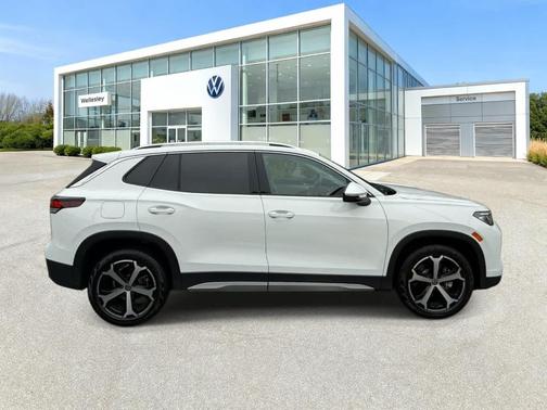 Pure White 2025 Volkswagen Tiguan 2.0T SE