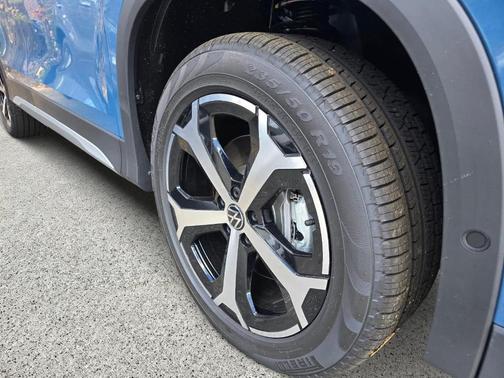 Monterey Blue Pearl 2026 Volkswagen Tiguan 2.0T SE