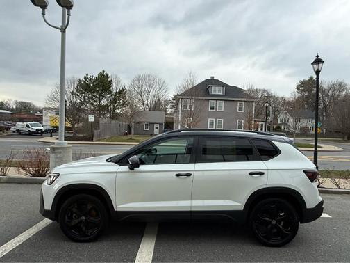 2025 Volkswagen Taos 1.5T SE Black