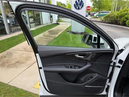 2025 Audi Q7 55 Premium Plus