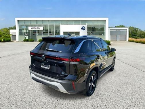 Deep Black Pearl Effect 2025 Volkswagen Tiguan 2.0T SE