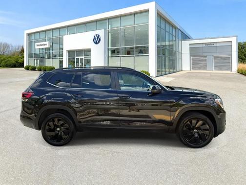 Deep Black Pearl Effect 2024 Volkswagen Atlas 2.0T SE