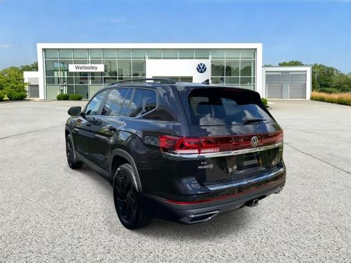 Deep Black Pearl Effect 2024 Volkswagen Atlas 2.0T SE