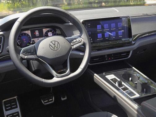 2024 Volkswagen Atlas 2.0T Peak Edition SEL