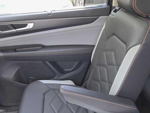 2024 Volkswagen Atlas 2.0T Peak Edition SEL