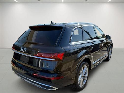 2024 Audi Q7 55 Premium Plus