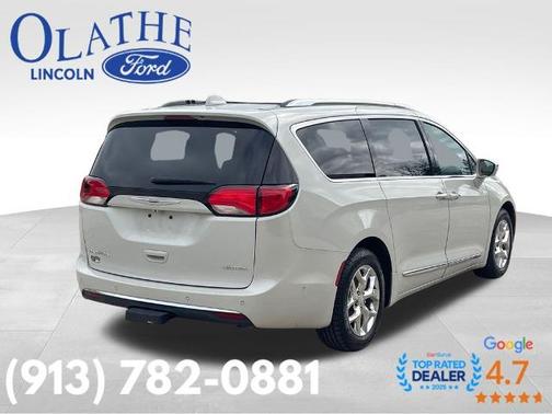 Luxury White Pearlcoat 2020 Chrysler Pacifica LIMITED