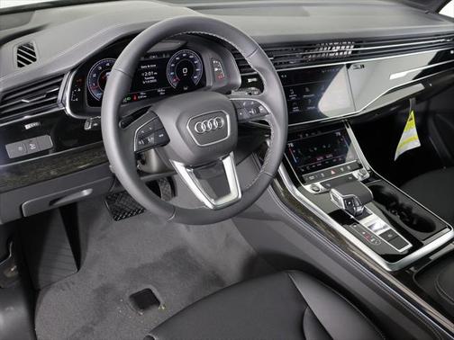 2025 Audi Q7 55 Premium Plus