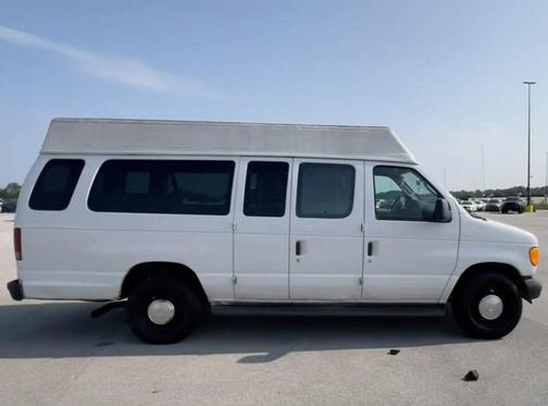 2004 Ford E350 Super Duty XL Wagon