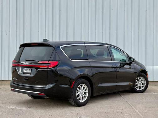 Diamond Black Crystal Pearlcoat 2025 Chrysler Pacifica L