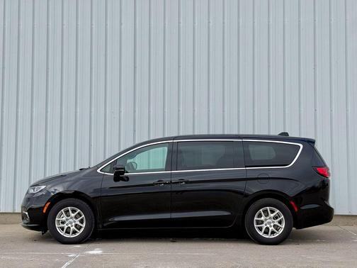 Diamond Black Crystal Pearlcoat 2025 Chrysler Pacifica L