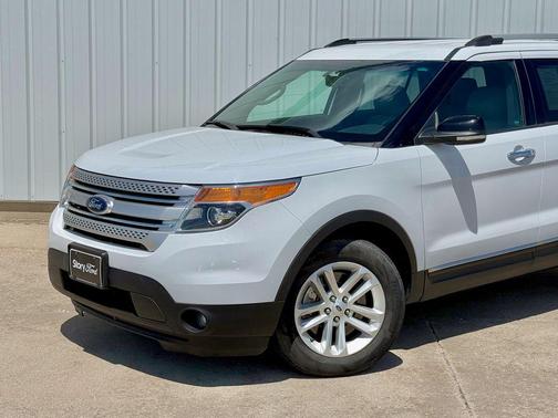 White 2014 Ford Explorer XLT