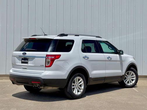 White 2014 Ford Explorer XLT