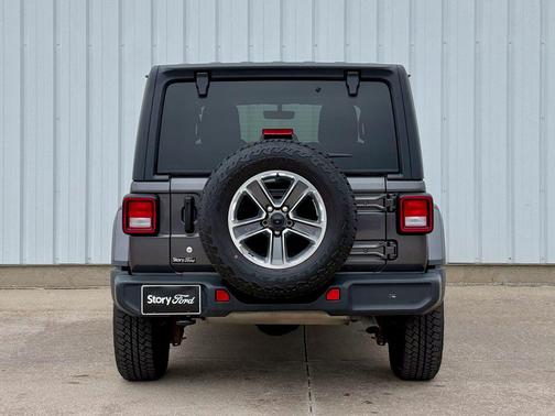 Granite Crystal Metallic Clearcoat 2018 Jeep Wrangler Unlimited Sahara