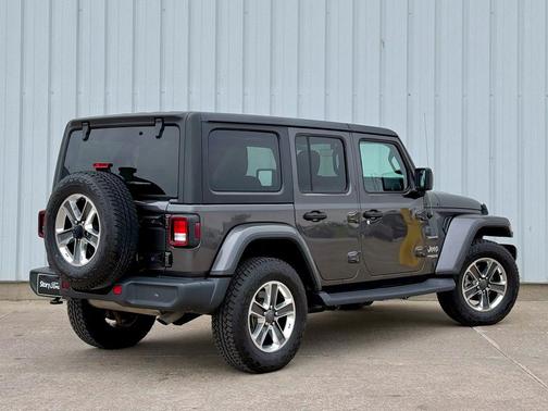 Granite Crystal Metallic Clearcoat 2018 Jeep Wrangler Unlimited Sahara