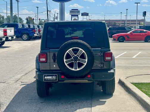Granite Crystal Metallic Clearcoat 2018 Jeep Wrangler Unlimited Sahara