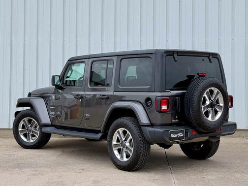 Granite Crystal Metallic Clearcoat 2018 Jeep Wrangler Unlimited Sahara