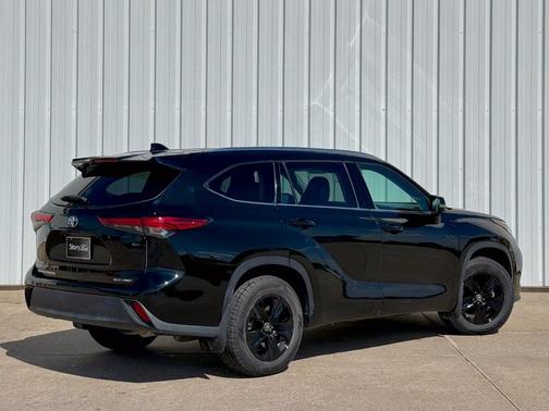 Midnight Black Metallic 2021 Toyota Highlander XLE