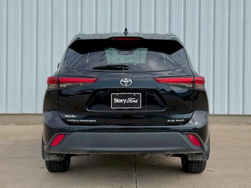 Midnight Black Metallic 2021 Toyota Highlander XLE