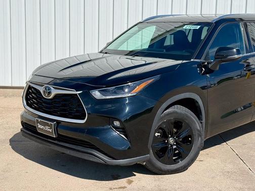 Midnight Black Metallic 2021 Toyota Highlander XLE