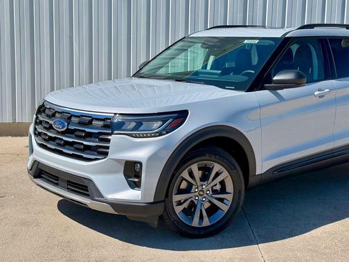 Space White Metallic 2026 Ford Explorer Active