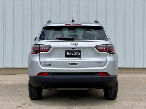 Silver Zynith Metallic Clearcoat 2025 Jeep Compass Latitude