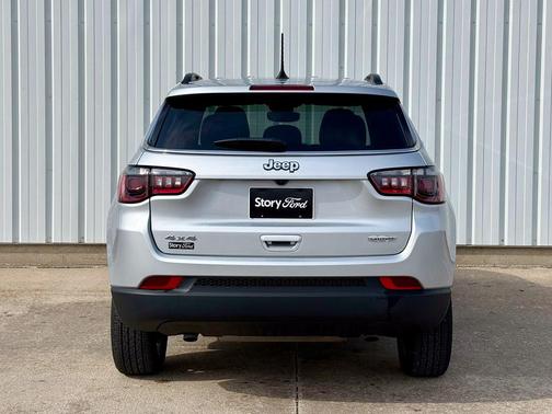 Silver Zynith Metallic Clearcoat 2025 Jeep Compass Latitude