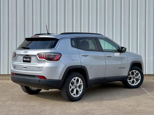 Silver Zynith Metallic Clearcoat 2025 Jeep Compass Latitude