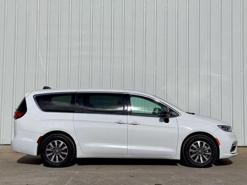 2024 Chrysler Pacifica Hybrid Select