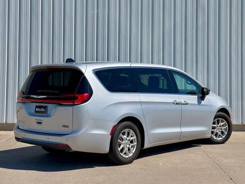 Silver Mist Clearcoat 2024 Chrysler Pacifica Touring L