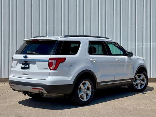 White 2016 Ford Explorer XLT