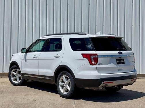 White 2016 Ford Explorer XLT