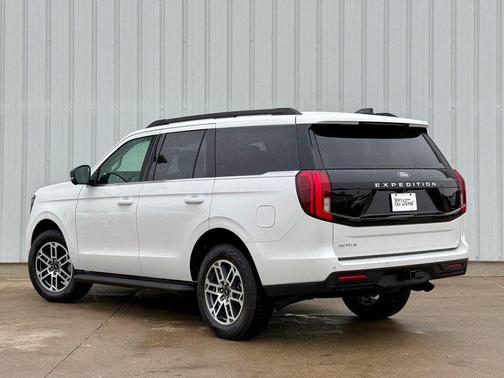 Star White Metallic Tri-Coat 2025 Ford Expedition Active