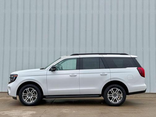 Star White Metallic Tri-Coat 2025 Ford Expedition Active