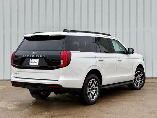 Star White Metallic Tri-Coat 2025 Ford Expedition Active