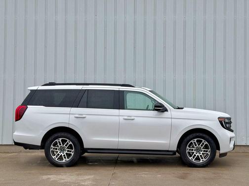 Star White Metallic Tri-Coat 2025 Ford Expedition Active