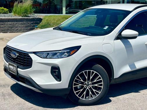 Star White Metallic Tri-Coat 2025 Ford Escape PHEV SE