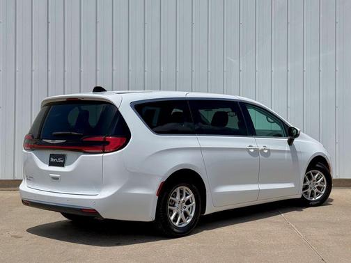 Bright White Clearcoat 2023 Chrysler Pacifica Touring L