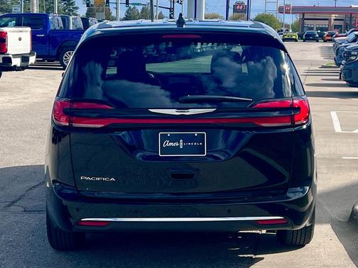 Diamond Black Crystal Pearlcoat 2026 Chrysler Pacifica L